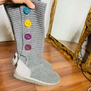 Ugg women boots Size 6.5 - 7 💯 Super Cute.  Tag does say as 5.  Way too big!